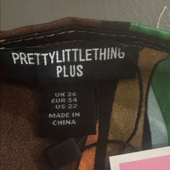 Super cute PrettyLittleThing Multicolor Abstract Skirt size 22 - Picture 5 of 5